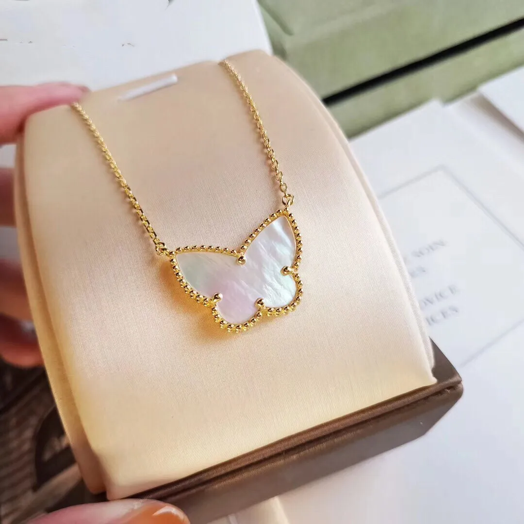 Vintage Lucky Anhänger Halskette Designer Gelbgold plattiert weiße Mutter aus Perlen Schmetterling Charme Kurzkettenschlucke für Frauen Schmuck