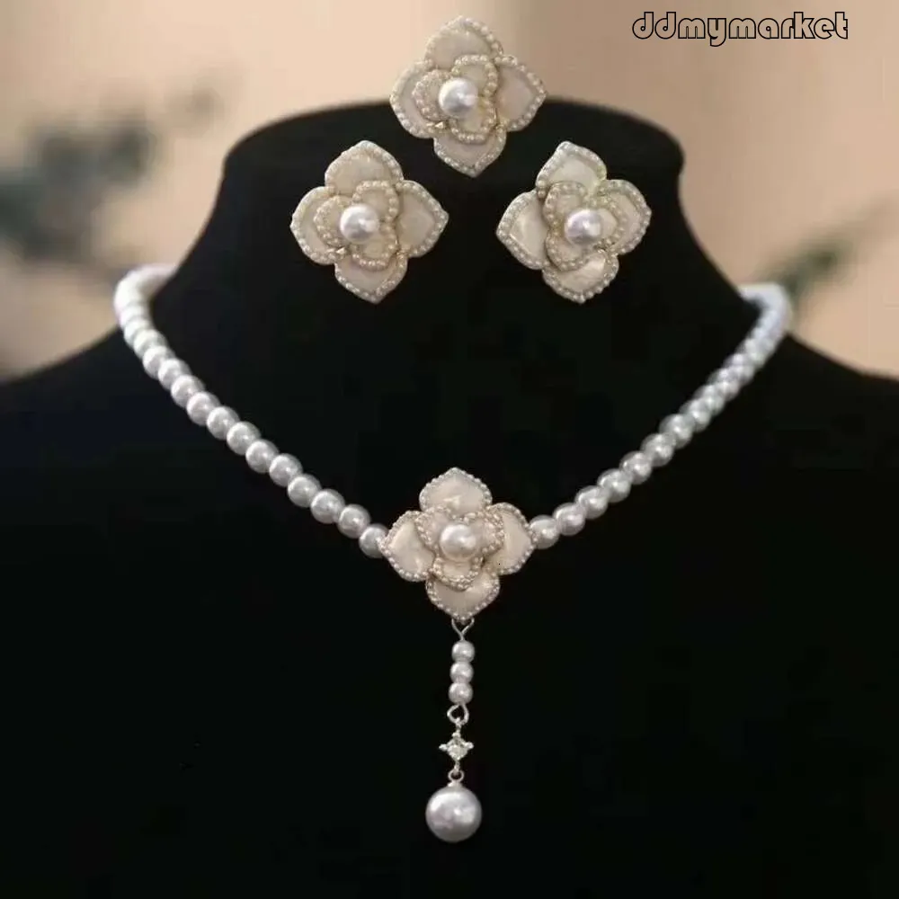 Collana girocollo con ciondolo a forma di fiore - Gioielli - Ciondo
