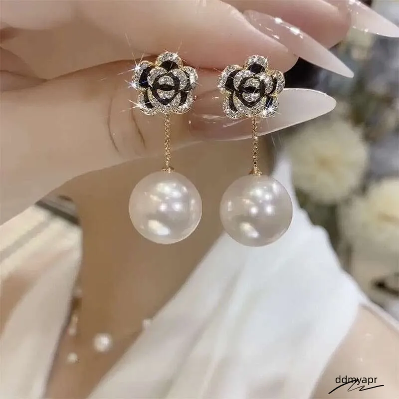 Orecchini di perle di camelia nera-orecchini a bottone con fiore di camelia smaltato-gioielli di moda floreale-orecchini vistosi abbaglianti-San Valentino - Italia