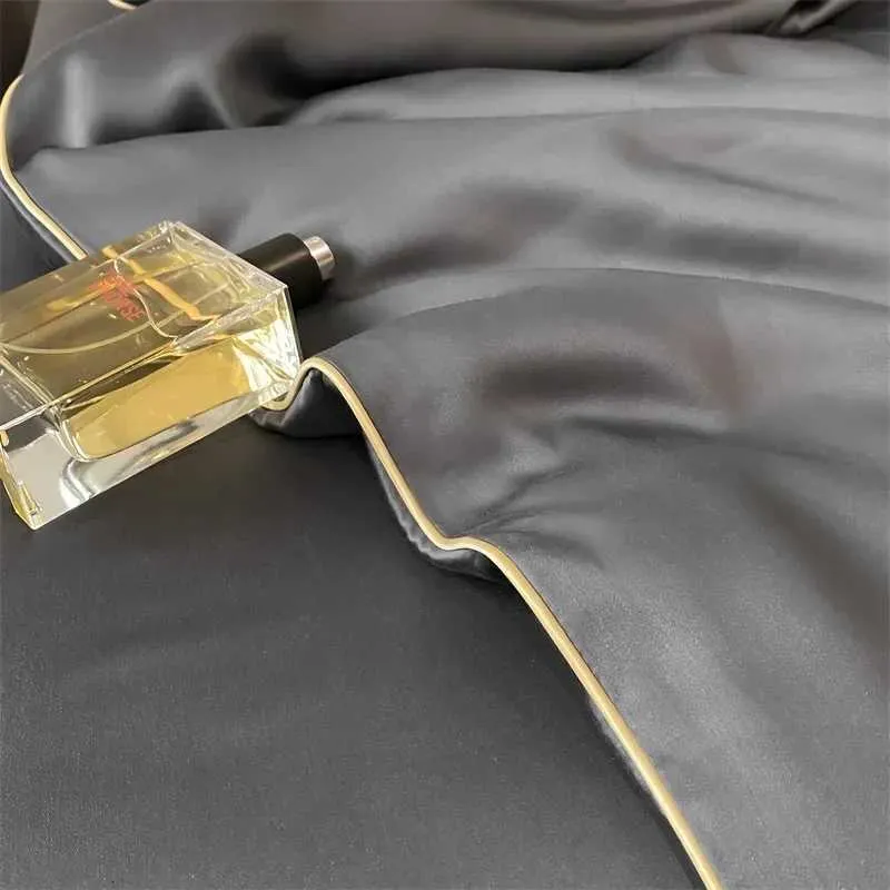 Parure de lit d'été luxueuse en soie glacée brodée style_voghion.com