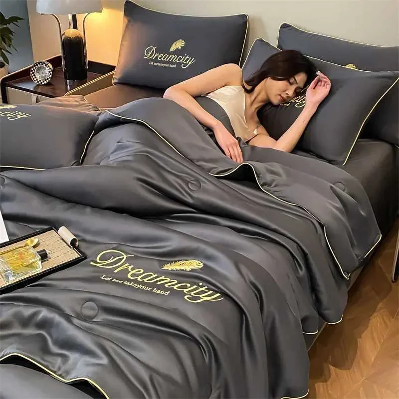 Parure de lit d'été luxueuse en soie glacée brodée style_voghion.com