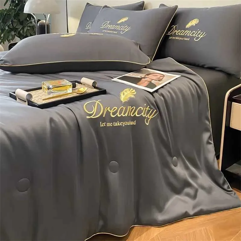 Parure de lit d'été luxueuse en soie glacée brodée style_voghion.com