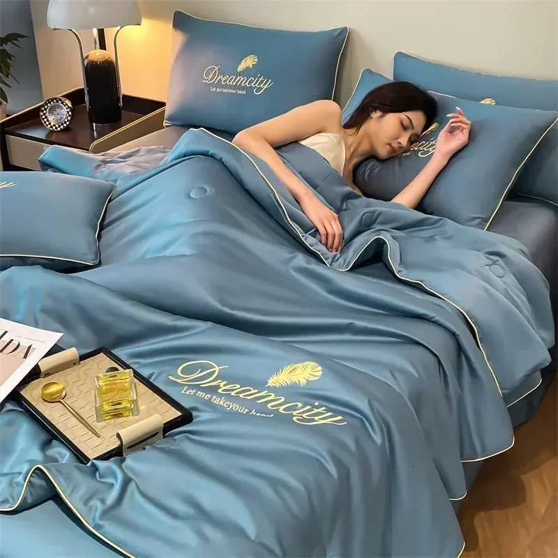 Parure de lit d'été luxueuse en soie glacée brodée style_voghion.com