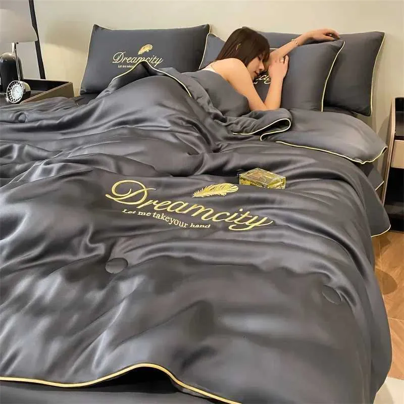 Parure de lit d'été luxueuse en soie glacée brodée style_voghion.com