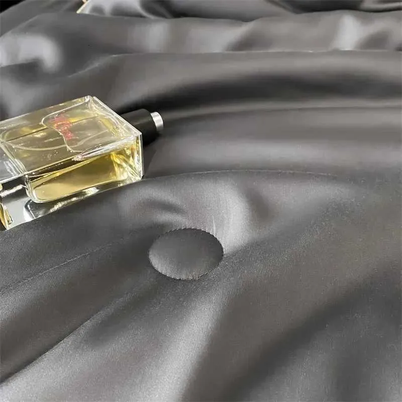 Parure de lit d'été luxueuse en soie glacée brodée style_voghion.com