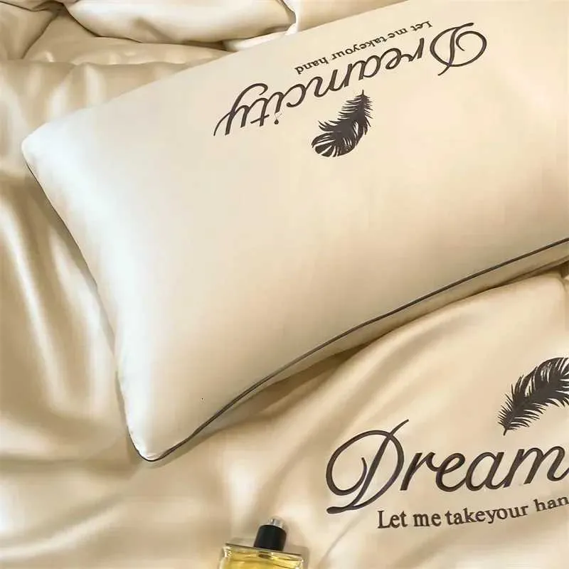 Parure de lit d'été luxueuse en soie glacée brodée style_voghion.com