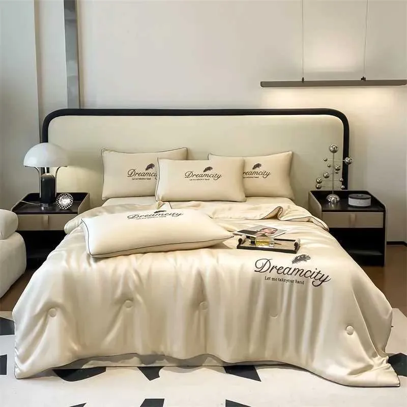 Parure de lit d'été luxueuse en soie glacée brodée style_voghion.com