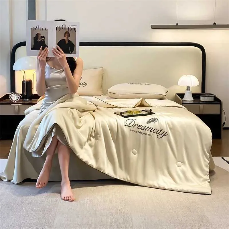 Parure de lit d'été luxueuse en soie glacée brodée style_voghion.com