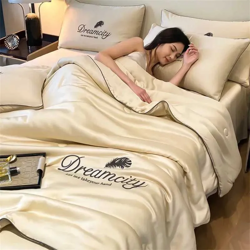 Parure de lit d'été luxueuse en soie glacée brodée style_voghion.com