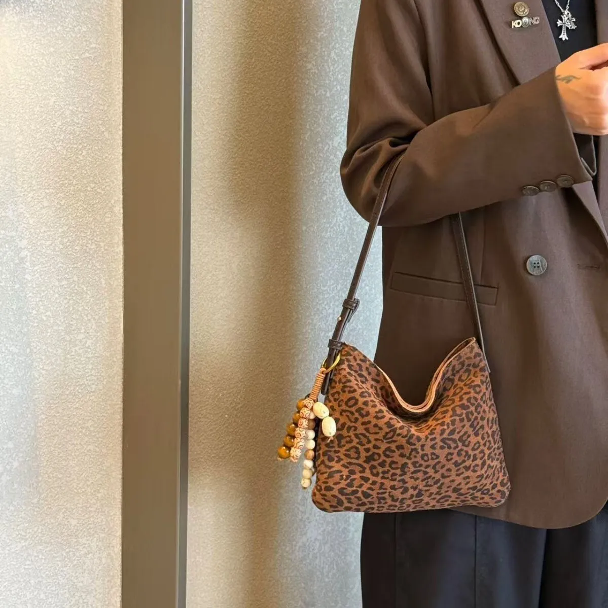 Borsa A Tracolla In Similpelle Scamosciata Nera – Grande Capacità, Chiusura In Argento E Oro, Morbida E Alla Moda