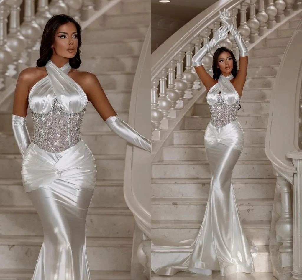 Splendidi Abiti Da Sera In Raso Bianco Con Scollo Allamericana