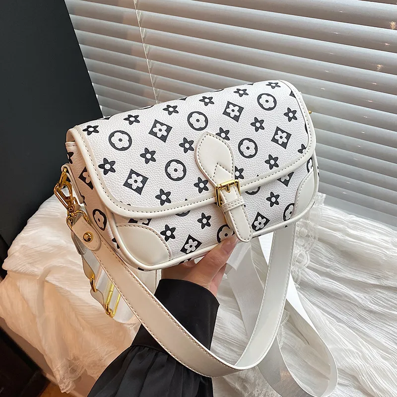 10 look super chic con la borsa a tracolla modello messenger