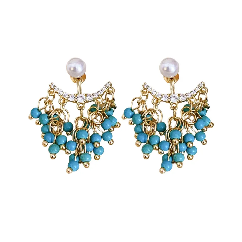 Orecchini pendenti color oro con perline turchesi, accenti di perle e zirconi, regalo delicato ed elegante per lei._voghion.com