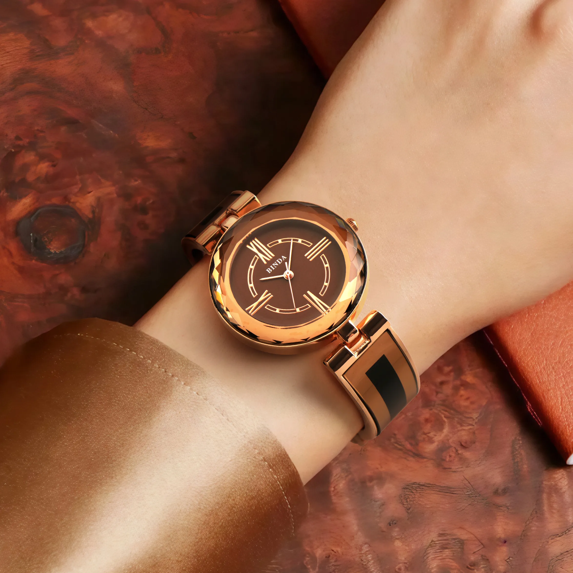 Binda Women\'s Gold Quartz Stainless Steel Bracelet Elegant Dial Round Watch Binda Women main image 4