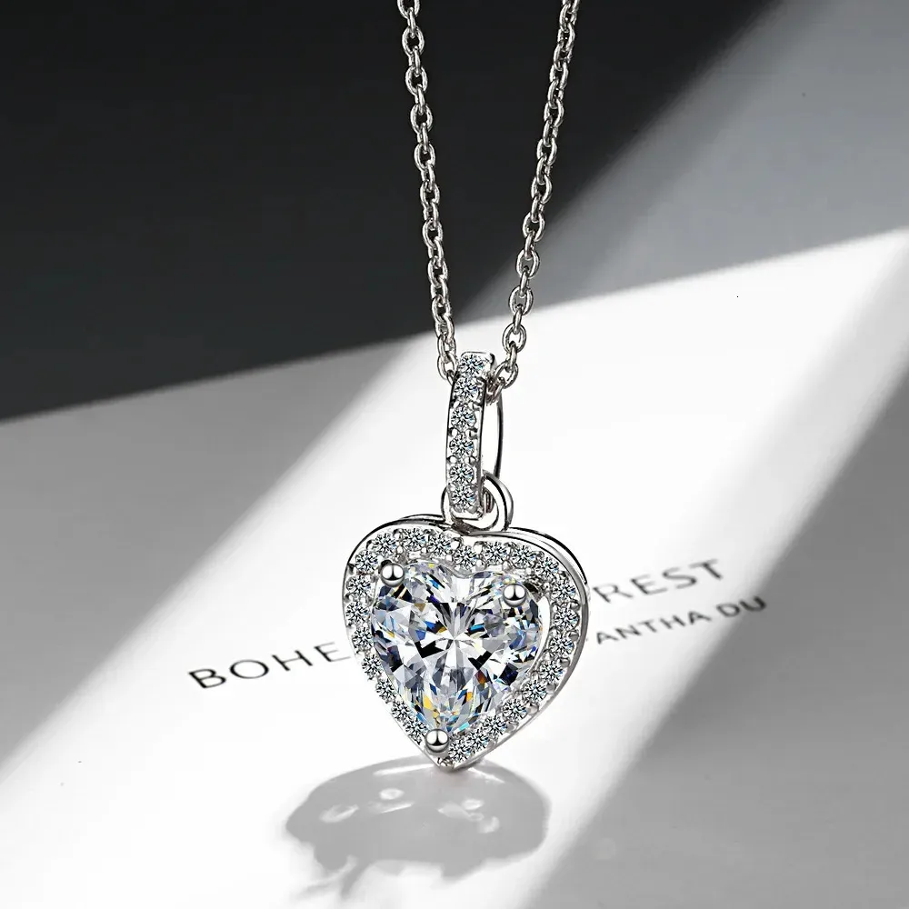 Sterling Silver Heart Pendant Necklace For Women With Zirconia_voghion.com