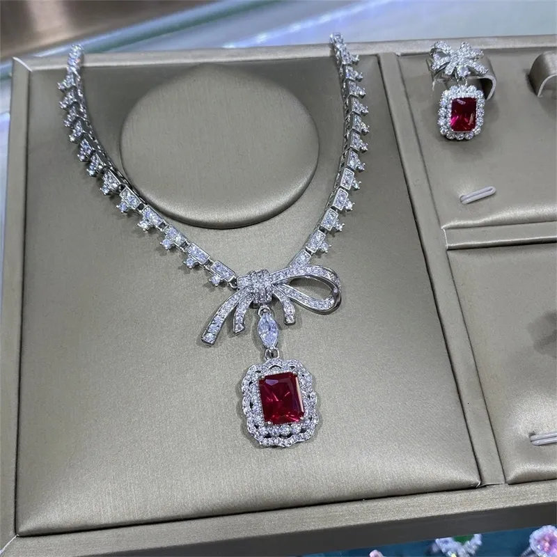 Set di gioielli in corindone rosso collana con pendente e orecchini_voghion.com