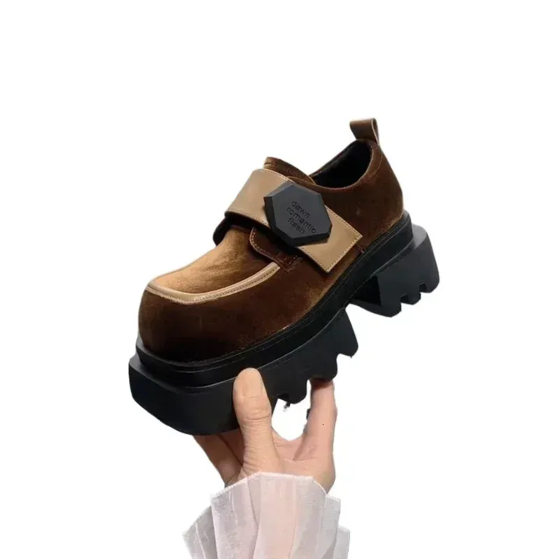 Damen-Pumps im Angebot: Hochwertige Pumps mit eckiger Spitze, britischem Stil, einfarbig, mit Plateau und Blockabsatz, Modell 250106_voghion.com