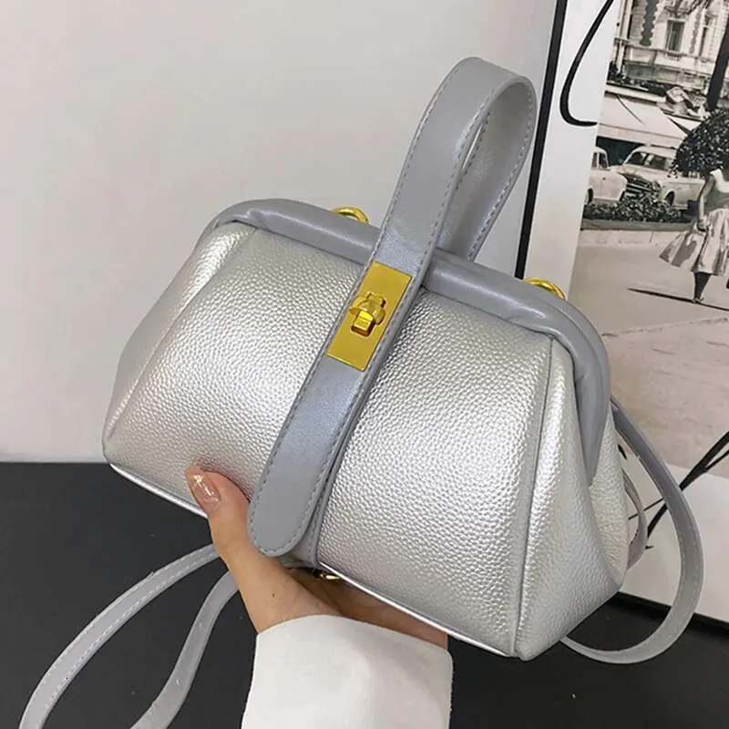 Designer Damen Handtasche Aus Kunstleder In Orange Als Clutch_voghion.com