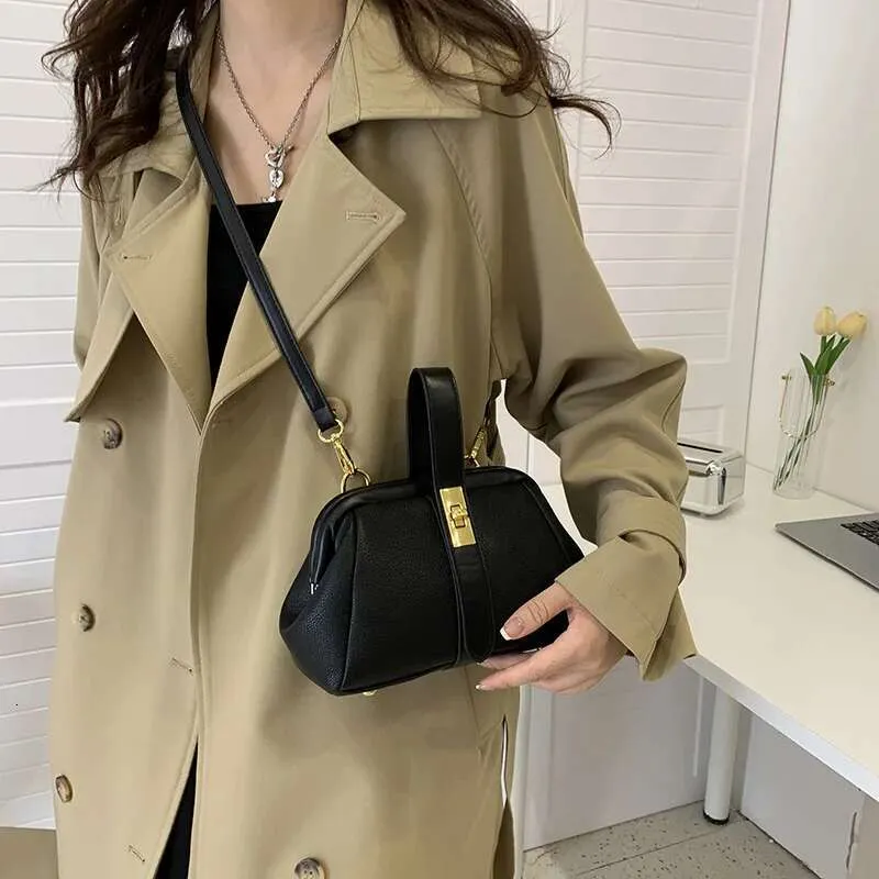 Designer-Damenhandtasche aus orangefarbenem PU-Leder, kleine Clutch mit Muschelclip, gold-blaue Umhängetasche_voghion.com