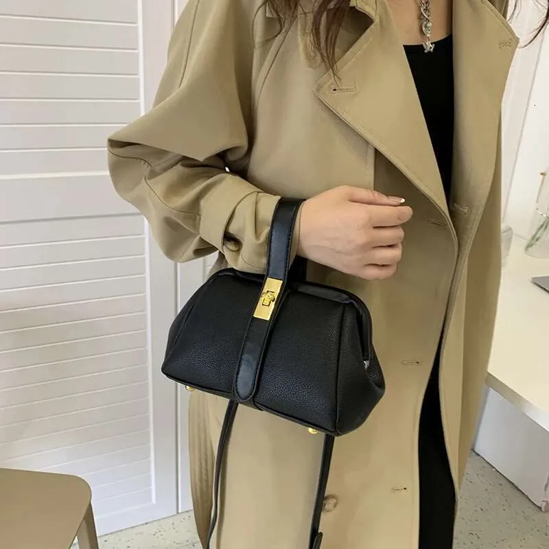 Designer Damen Handtasche Aus Kunstleder In Orange Als Clutch_voghion.com