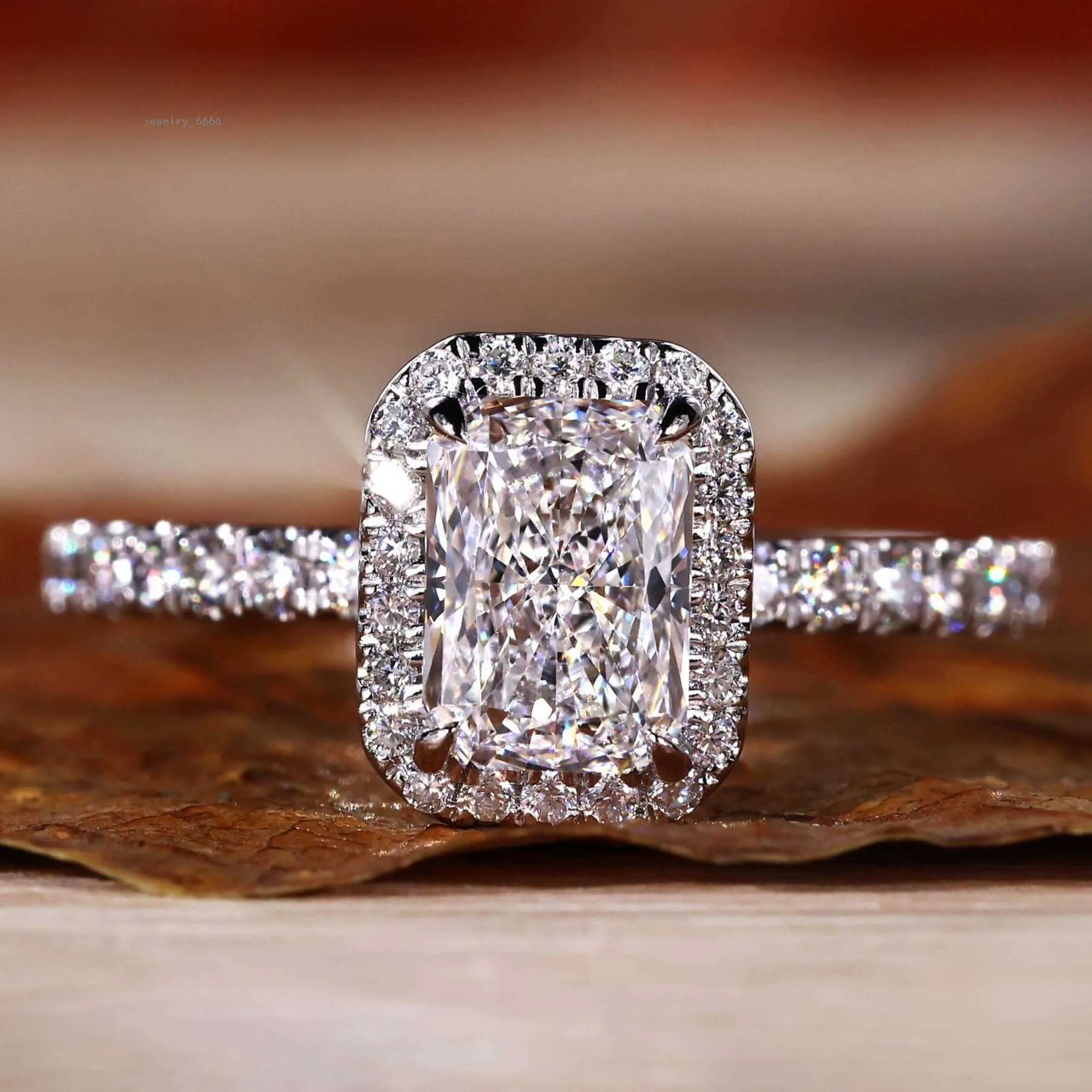 卸売ソリッドゴールド婚約指輪女性用 VVS モアッサナイト 10K 14K 18K 