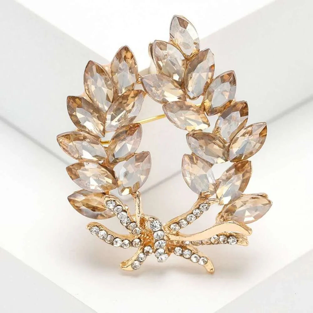 Brooch pin for dress with abalone and mother-of-pearl stones, 18K gold plated alloy, mens accessory from Dhgate Brooches - price 19.9 Brooch pin for dress with abalone and mother-of-pearl stones, 18K gold plated alloy, mens accessory from Dhgate Brooches - price 19.9