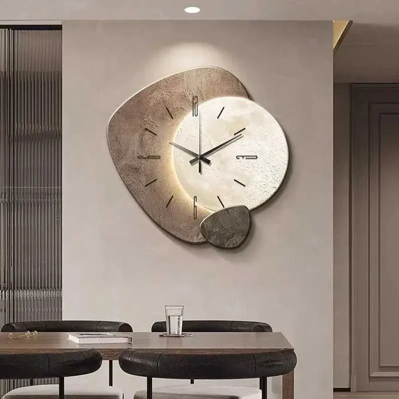 Horloge murale d'angle moderne avec éclairage réglable, cadre durable, dign artistique texturé, pour salon|Homary Horloge murale d'angle moderne avec éclairage réglable, cadre durable, dign artistique texturé, pour salon|Homary