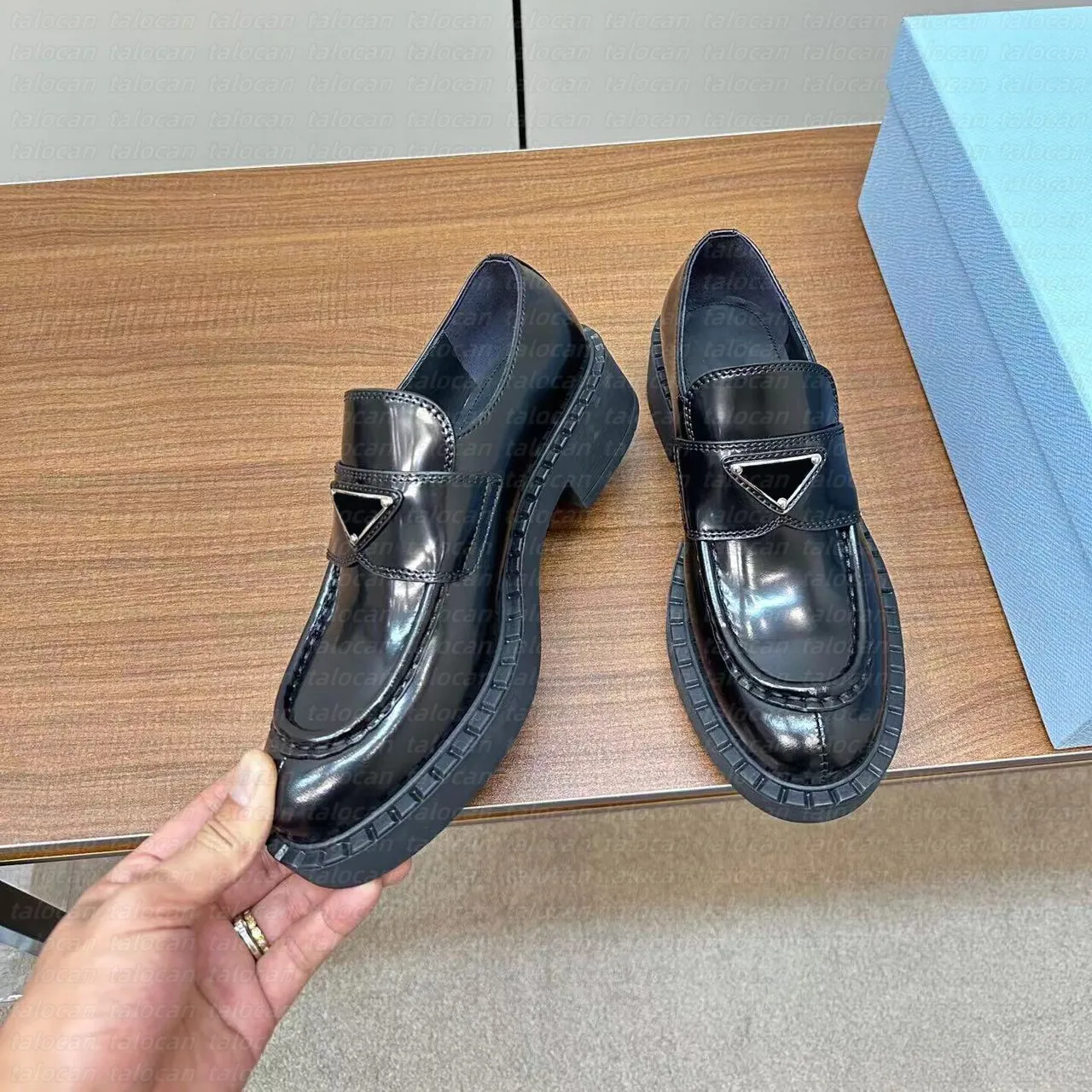 Wholesale Elegant Quilted Loafers: Comfortable Womens Flat 