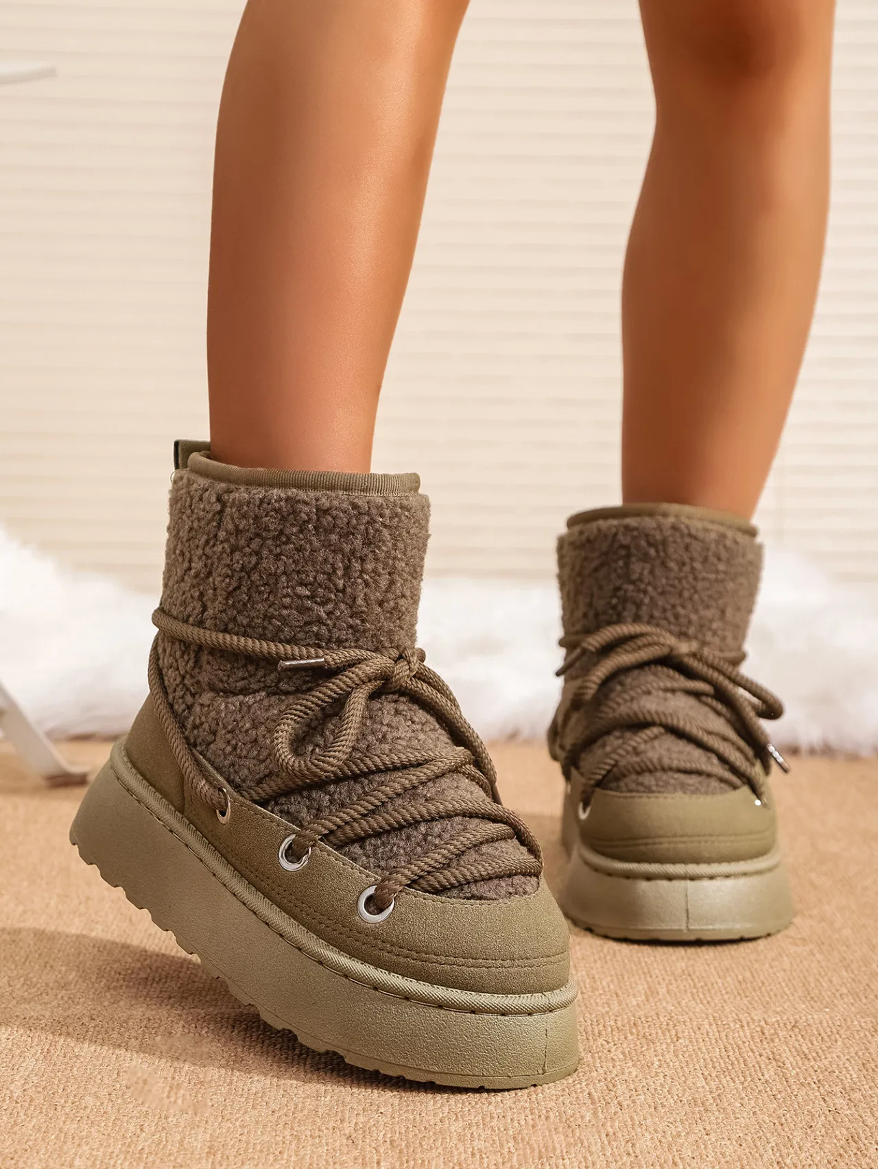 new Free Delivery Designer Woman Cotton Boots With Plush Insulation Loose And Comfortable Cotton Shoes_desvips.com