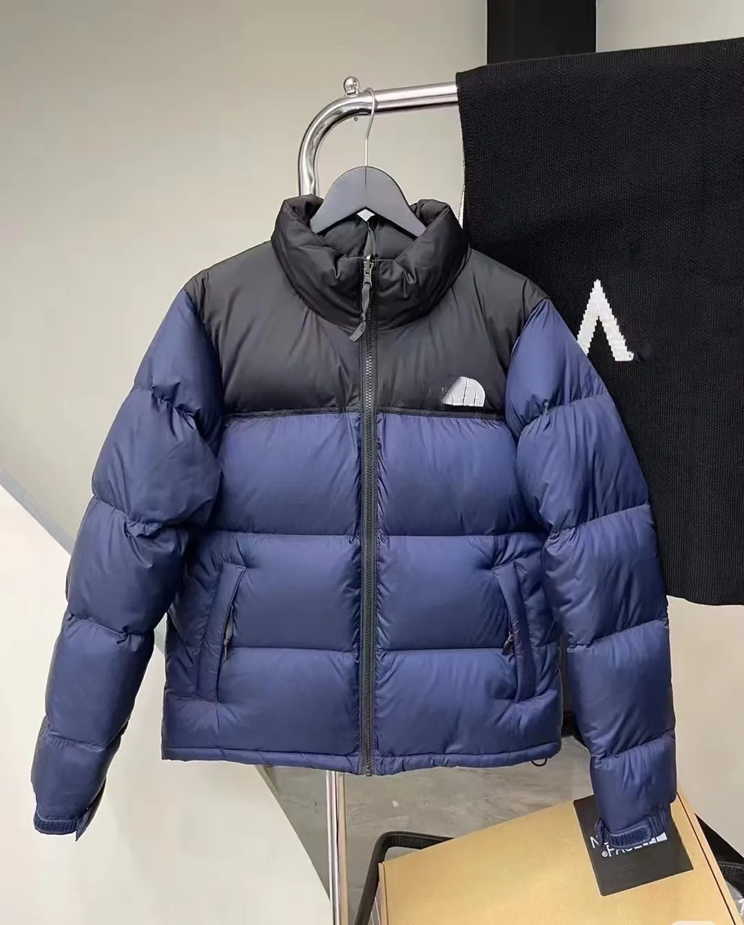 Risparmia alla grande su Giacca Per Il Palude Della Faccia Nordica Norths  Facetsjacket Designer Piumini Da Uomo Antivento Cappotto Imbottito Parka