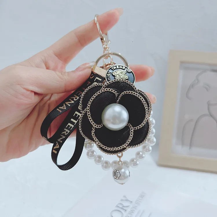 Portachiavi Artigianale Con Perle Bianche E Ciondolo Orchidea A Maglia, Con Campanella, Regalo Creativo