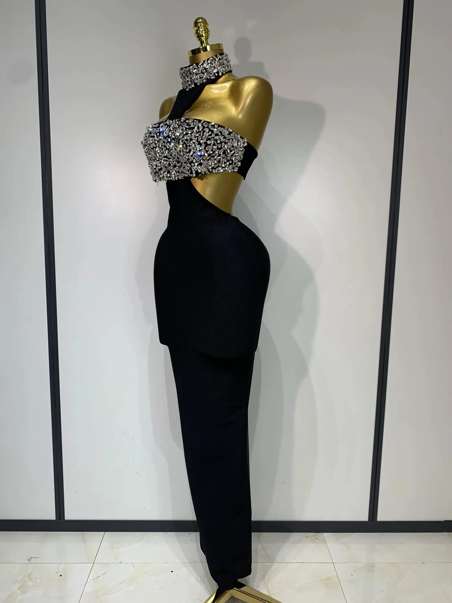 Red Fitted ning Gn with Glittery Embellishment