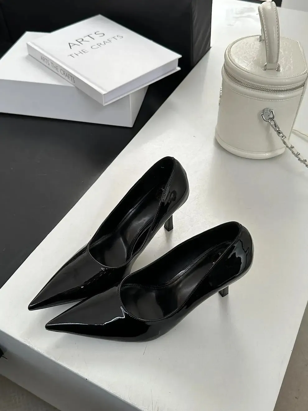 Elegante dames pumps met puntige hak en vetersluiting_voghion.com