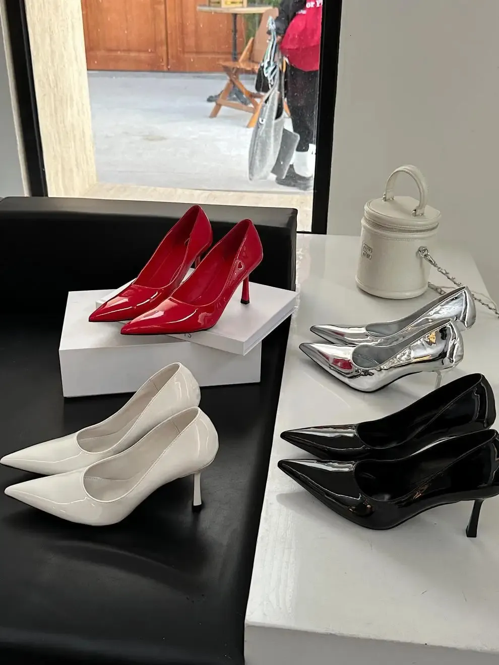 Elegante dames pumps met puntige hak en vetersluiting_voghion.com