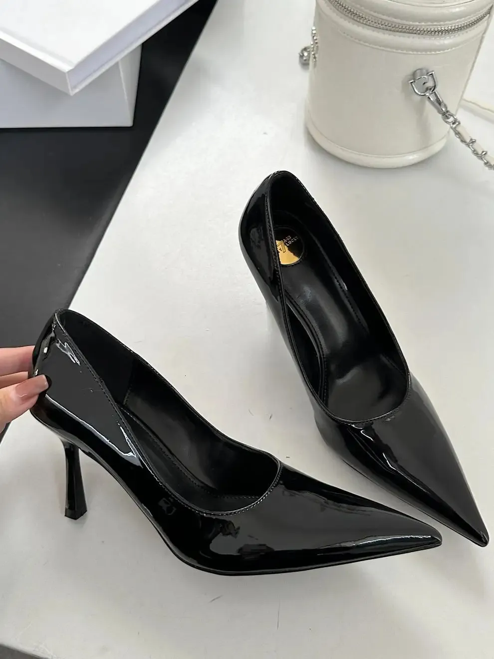 Elegante dames pumps met puntige hak en vetersluiting_voghion.com