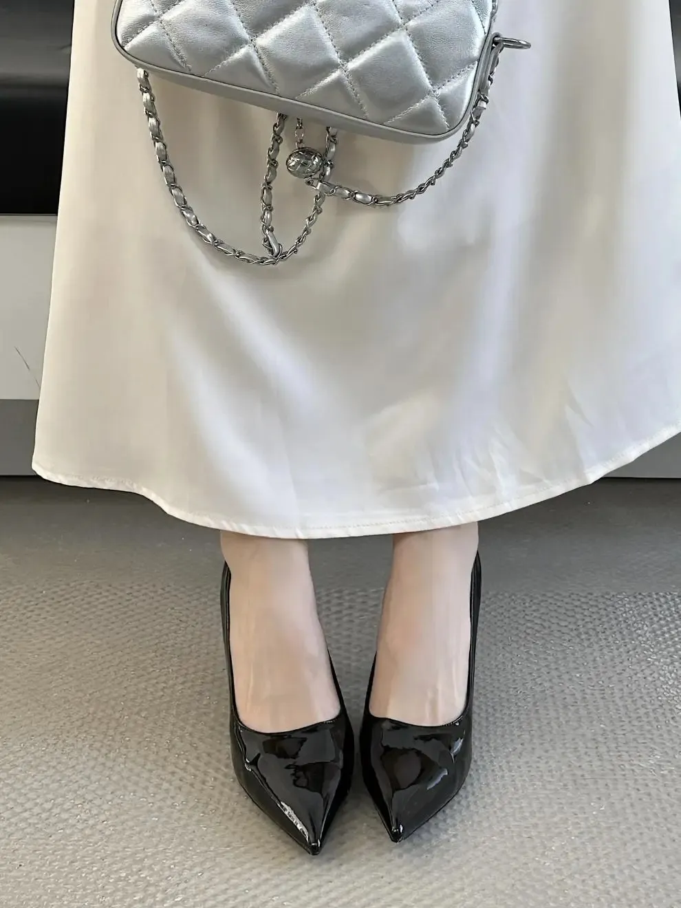Elegante dames pumps met puntige hak en vetersluiting_voghion.com