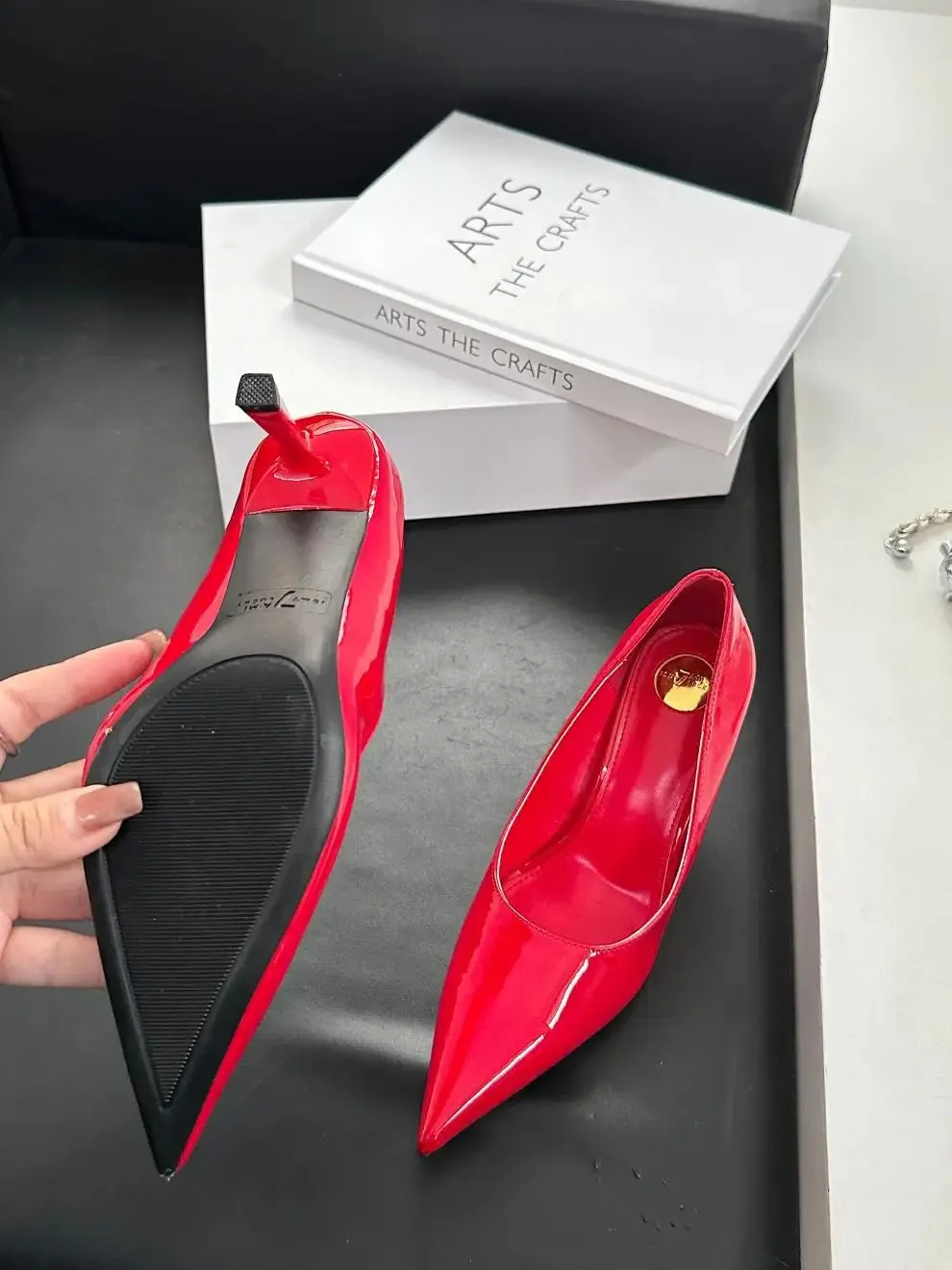 Elegante dames pumps met puntige hak en vetersluiting_voghion.com