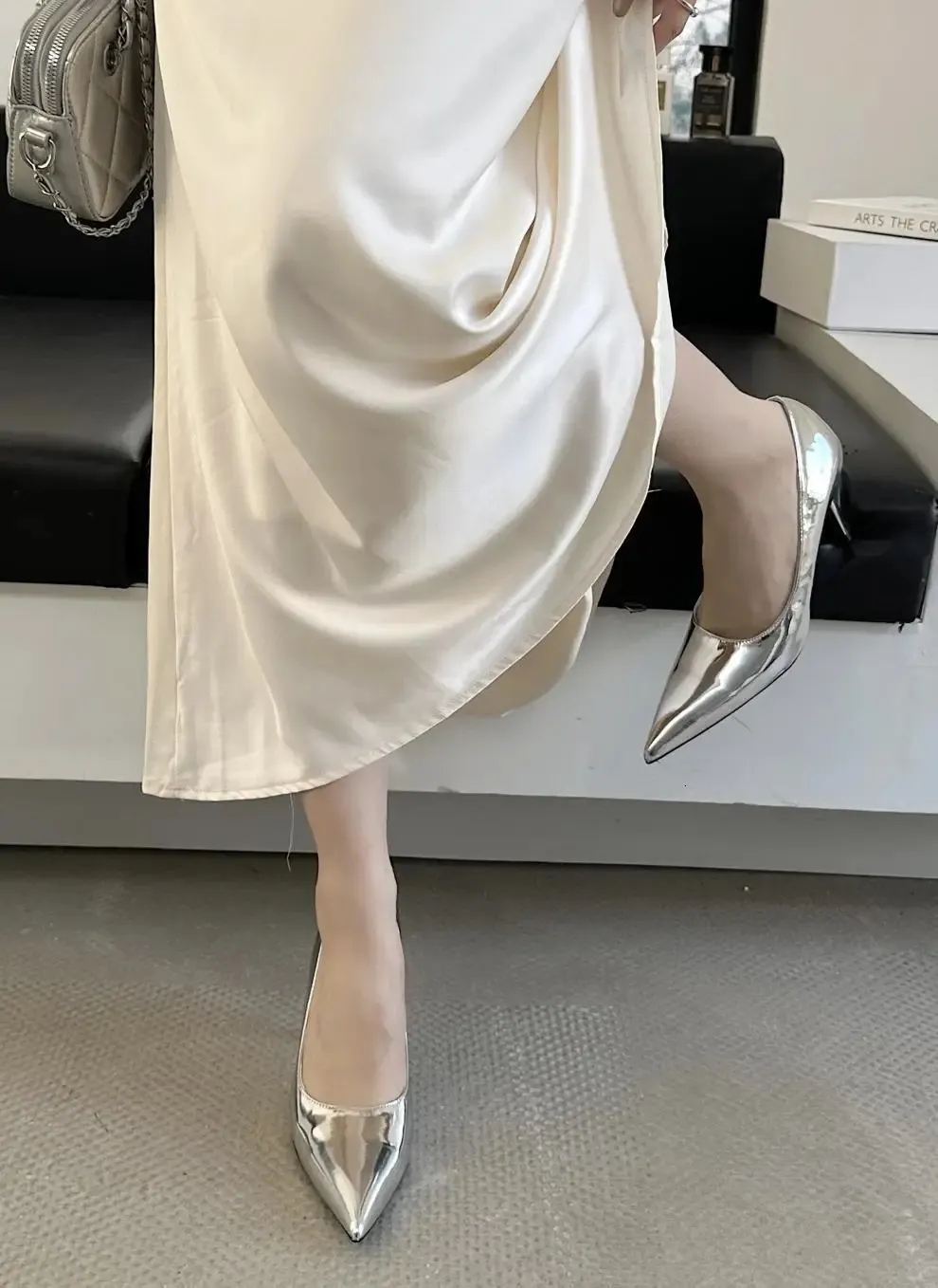 Elegante dames pumps met puntige hak en vetersluiting_voghion.com