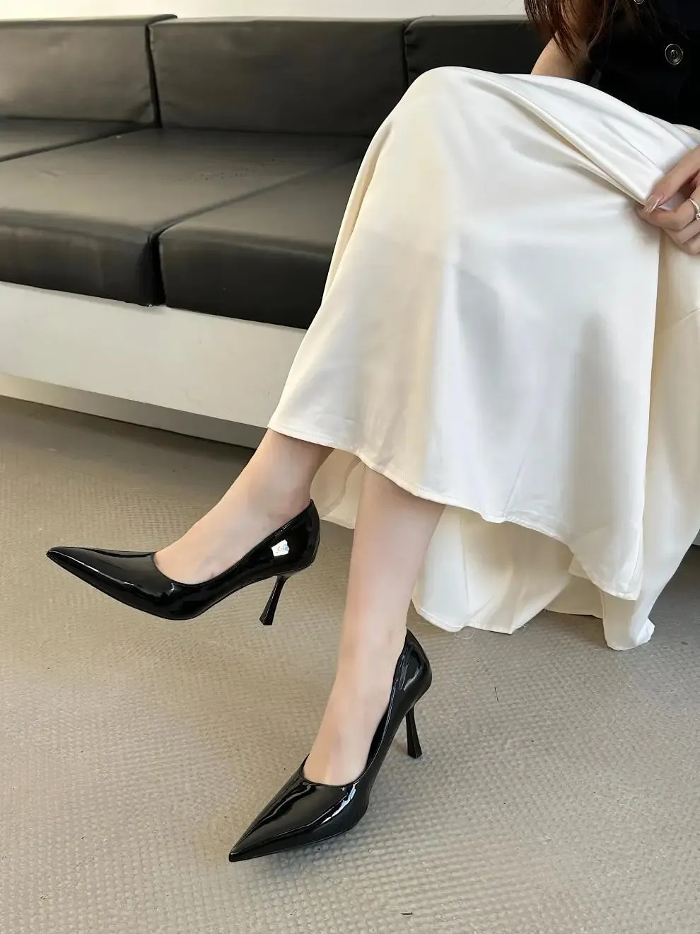 Elegante dames pumps met puntige hak en vetersluiting_voghion.com