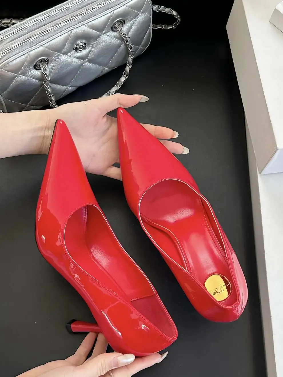 Elegante dames pumps met puntige hak en vetersluiting_voghion.com