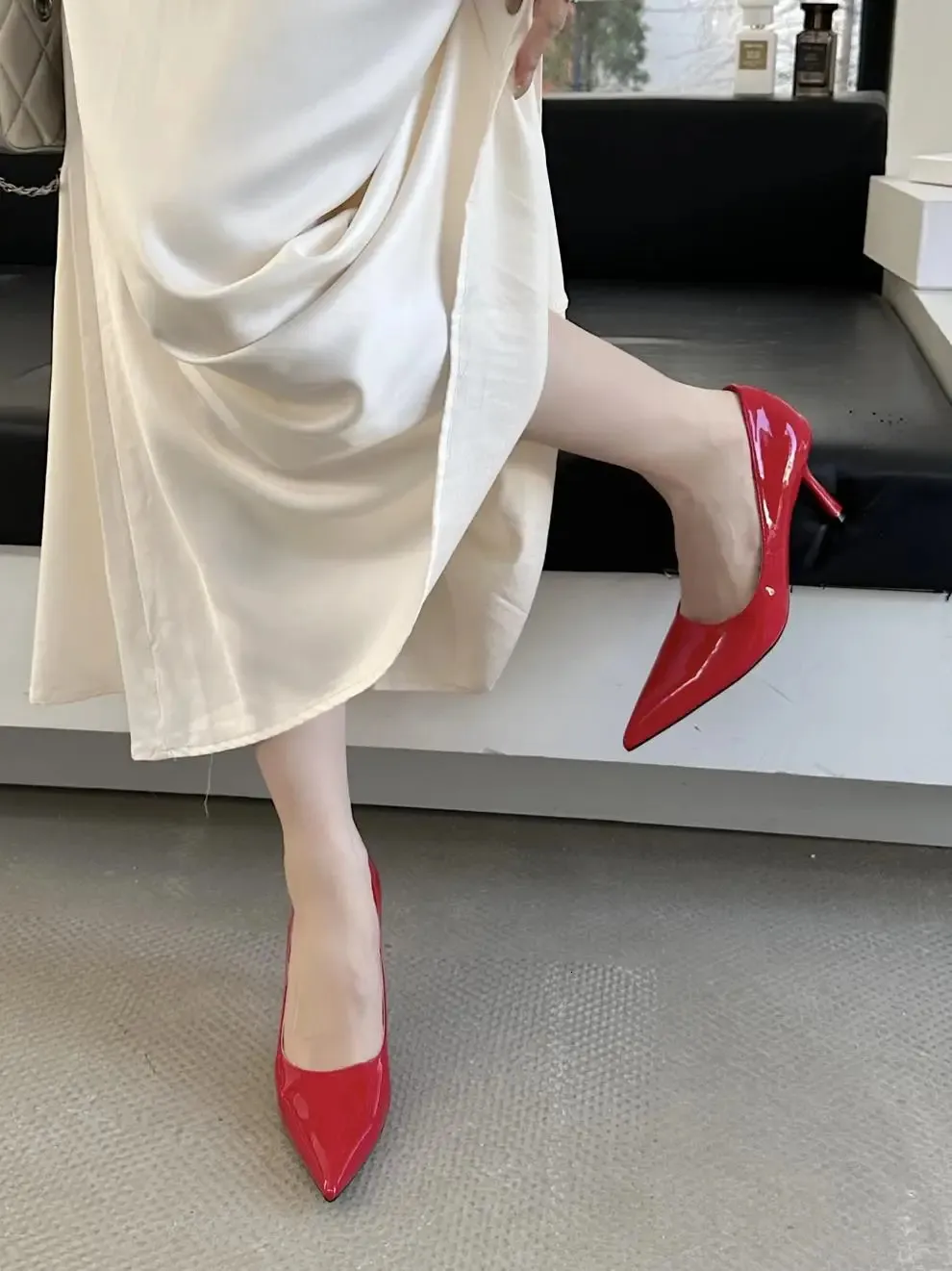 Elegante dames pumps met puntige hak en vetersluiting_voghion.com