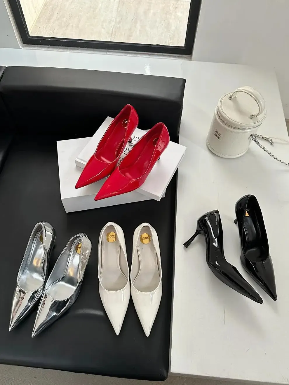 Elegante dames pumps met puntige hak en vetersluiting_voghion.com