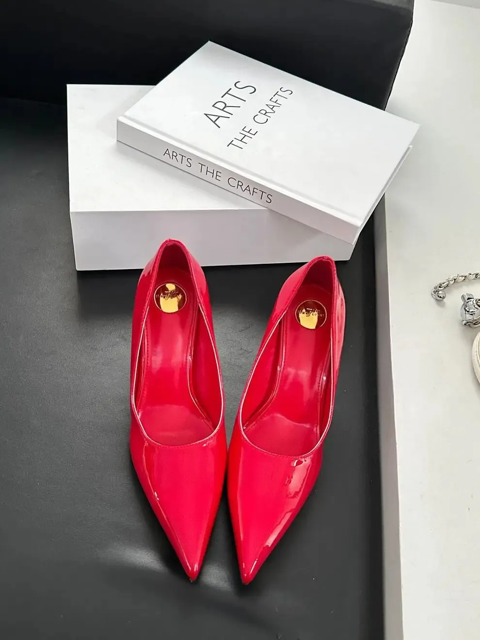 Elegante dames pumps met puntige hak en vetersluiting_voghion.com