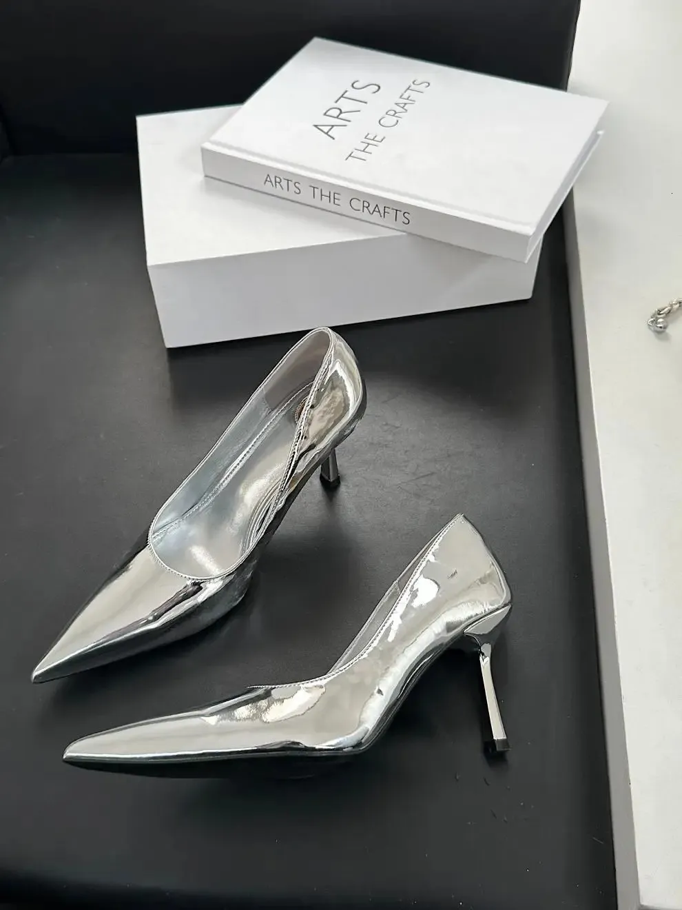 Elegante dames pumps met puntige hak en vetersluiting_voghion.com