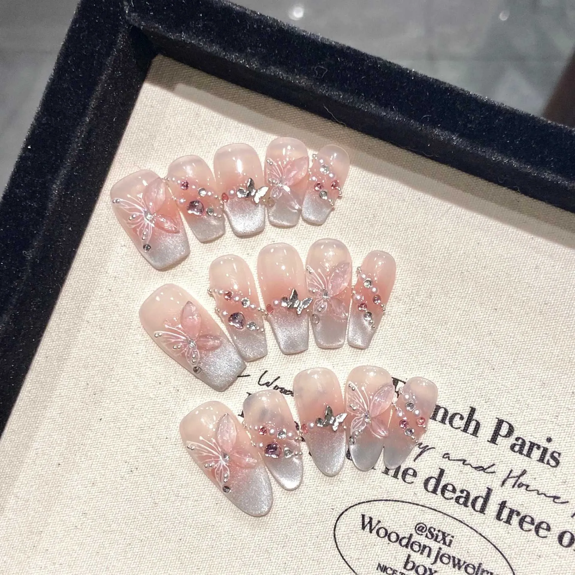 Handgemaakte Druk Op Nagels Met Kattenoogontwerp, Sprankelende Accenten,  Vlinderdetail, Complete Set Van 3,87 € | DHgate, image size:1920x1920