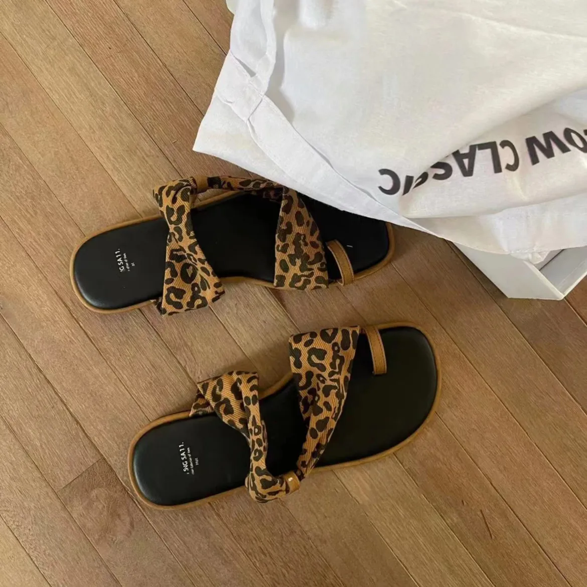 Designer Women’s Flat Sandals For Beach And Outdoor Use_voghion.com