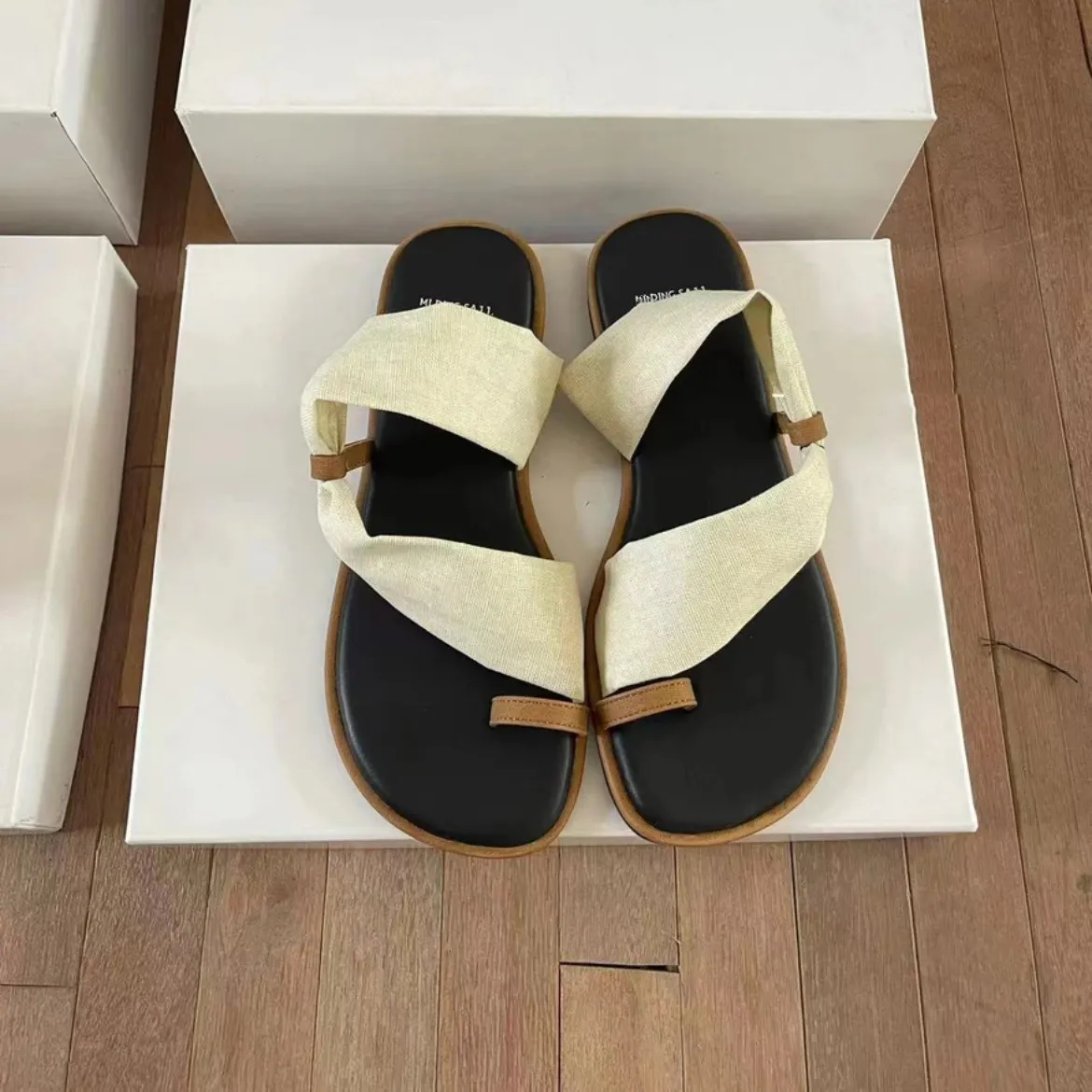 Designer Women’s Flat Sandals For Beach And Outdoor Use_voghion.com