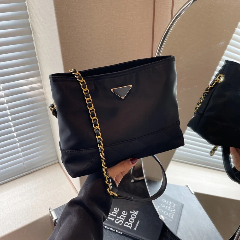 Designer free shipping 2025 new fashionable nylon fabric large hot capacity hand-held shoulder crossbody tote bag for women
