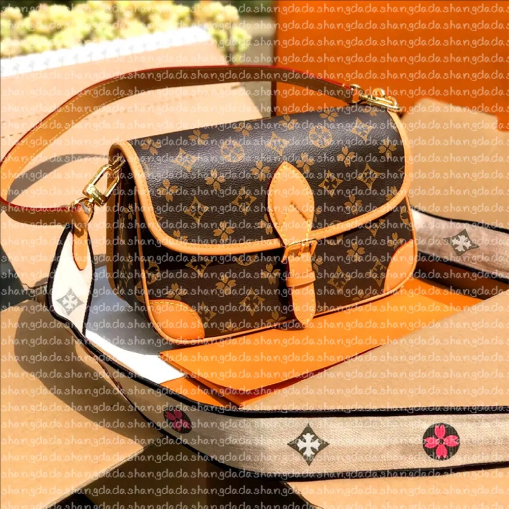 2024 Women Luxurys Designer Bag Crossbody Diane Baguette Classic Vintage Canvas Jacquard Strap Flower Flap Embossed Letters Clutch Purse Shoulder Bags Tote Bag