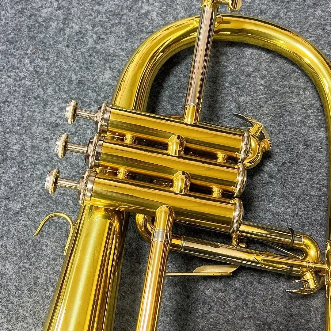 High-quality small trumpet surface electrophoresis golden trumpet in B major musical instrument for performance.
